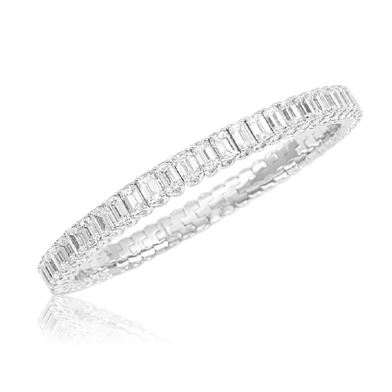 18 KARAT WHITE GOLD AND EMERALD CUT DIAMOND